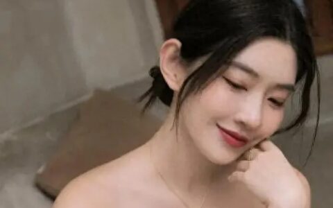 汤唯与金秀贤百想艺术大赏相遇 自拍合影展现卓越女神气质