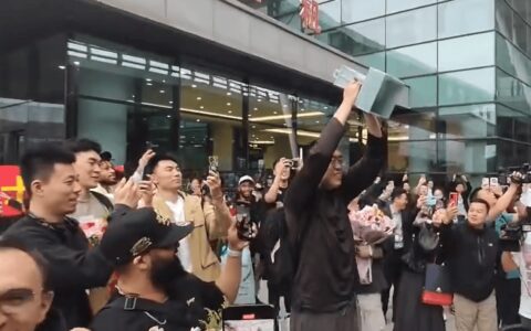 原创
            辽篮回到沈阳，大韩展示冠军鼎，弗格秀FMVP奖杯，郭艾伦说对不起