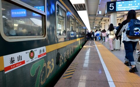 五一假期 7053公益“慢火车”成为热门出行选择
