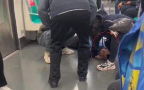 北京地铁一乘客晕倒众人施救，官方：当事人已无恙