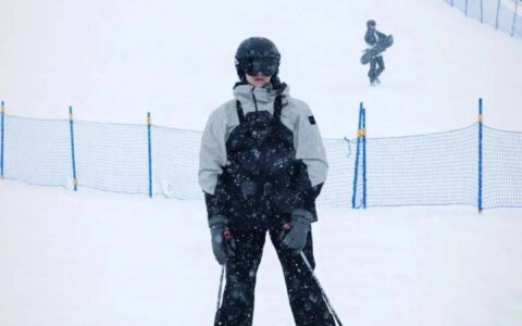 跟着《我们仨》继续相约滑雪场的夏天吧~-我们仨综艺节目