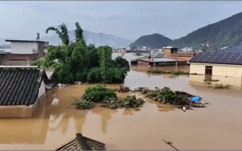 汛期遇到洪水、泥石流如何避险自救？-遇到泥石流灾害时应向哪个方向走?