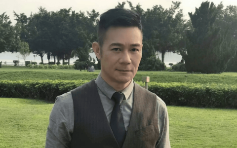 61岁港星张兆辉佛山参加龙舟比赛！胸肌若隐若现，女儿撞脸钟嘉欣-张兆辉祖籍三水