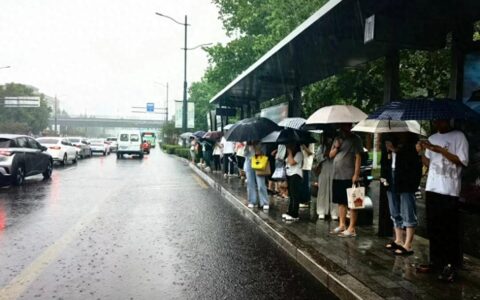 受道路积水影响，郑州32条公交线路临时停运-郑州市公交线路停运了吗