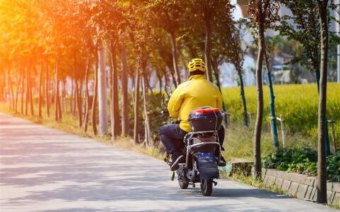 最高速度25km/h限制？多地提出对外卖骑手限速，骑手吐槽：太慢了，自行车都比这个速度快，“6个单可能会超时5个”【附外卖行业现状分析】-外卖时速