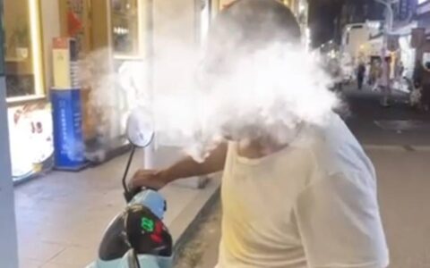 女子穿吊带遭陌生男子指责不端庄，有人称吊带应该在房间内穿-穿吊带的女孩好不好