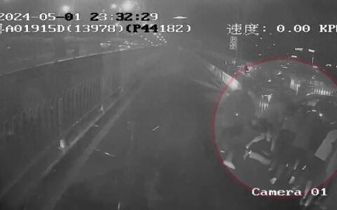 广州番禺一男子被压车底，路过公交车司机联合市民抬车救人-2021广州番禺车祸最新消息