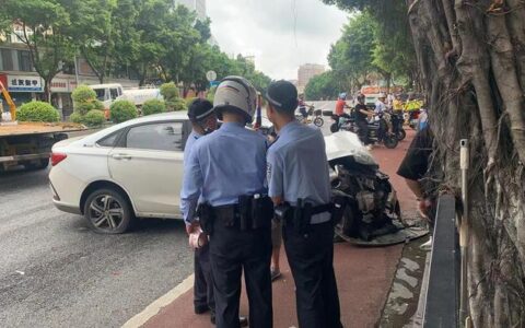 广州两车追撞后再撞护栏，护栏飞向路边店铺，有人受伤-广州小车撞护栏视频